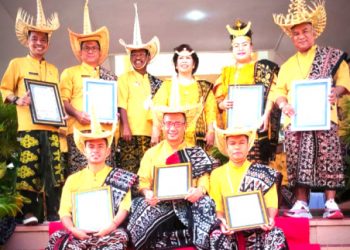 Bupati Rote Ndao Berikan Penghargaan Dalam Rangka SAKIP Dan LKIP Atas Kinerja Perangkat Daerah Lingkup Pemerintah Kabupaten Rote Ndao