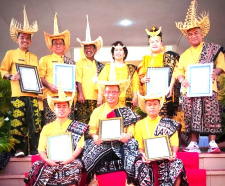 Bupati Rote Ndao Berikan Penghargaan Dalam Rangka SAKIP Dan LKIP Atas Kinerja Perangkat Daerah Lingkup Pemerintah Kabupaten Rote Ndao