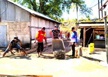 PRAJURIT POS TNI AL PAPELA BERSAMA WARGA KERJA BAKTI AKSES JALAN MENUJU DUSUN TANJUNG DESA PAPELA