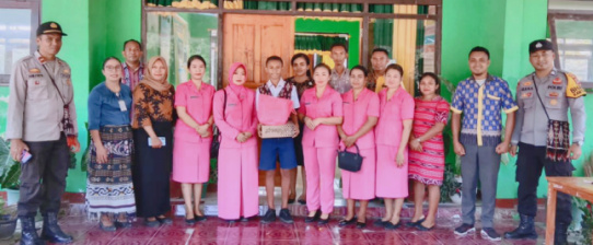 Kegiatan Bhayangkari Peduli Polsek Rotim serahkan Bansos Kepada Siswa Kurang Mampu