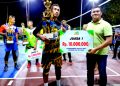 Dandim 1627/Rote Ndao Menyerahkan Trophy dan Juara 1 Kepada Tim Bhayangkara Di Turnamen Voli Putra Dandim Cup 2023