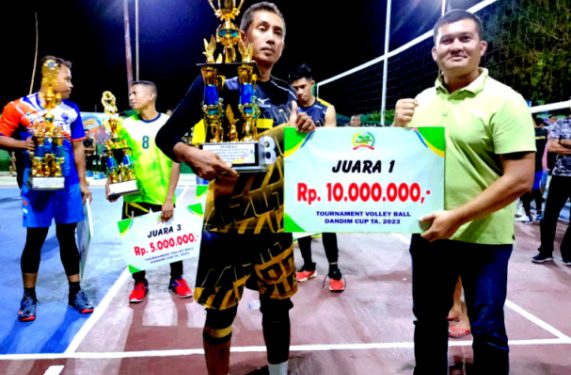 Dandim 1627/Rote Ndao Menyerahkan Trophy dan Juara 1 Kepada Tim Bhayangkara Di Turnamen Voli Putra Dandim Cup 2023