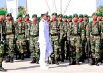 DanLanal Pulau Rote Pimpin Upacara Peringatan HUT TNI KE-78 Di Lapangan Makodim 1627/Rote Ndao